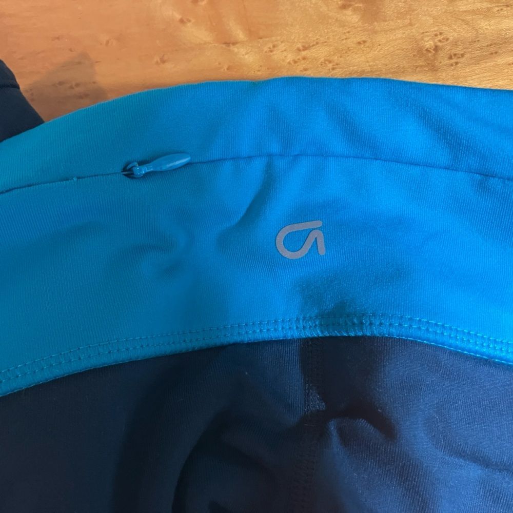 Gap Fit, athletic leggings, Capri, excellent condition, size medium  - Picture 2 of 3